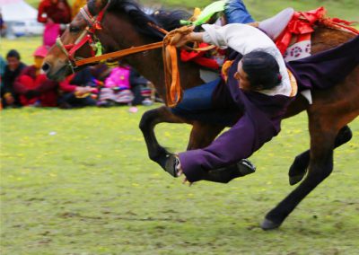 藏族康巴漢子的血性與溫情：夏季草原賽馬會